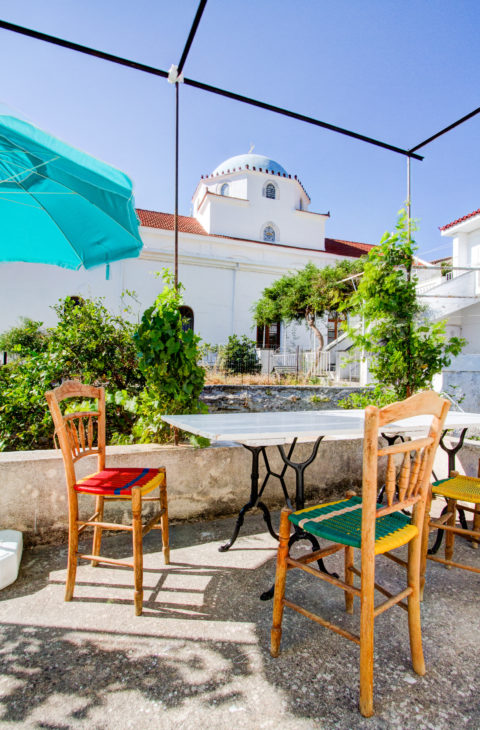 Les Maisons de Claire - La Maison du CAPITAINE - terrasse devant l'église
